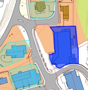 Situasjonsplan som viser flere eiendommer, bygninger, veier og tomtegrenser i et nabolag.