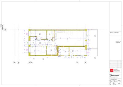Etasjeplan (1. etasje) for en leilighet med romfordeling, dører, vinduer og mål.