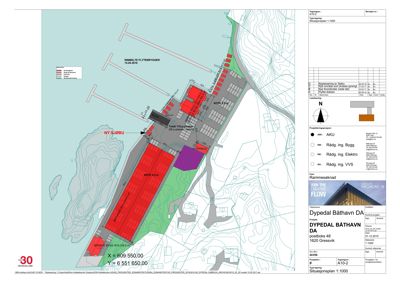 Situasjonsplan som viser tomtens beliggenhet, omgivende infrastruktur (kai, vei), topografi og planlagt bebyggelse.