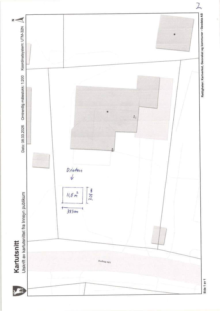 Situasjonsplan (kartutsnitt) som viser tomtens grenser, bygningers plassering og en håndskrevet markering av en 'Drivhus' med mål.