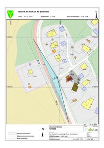 Situasjonsplan (Avkjørselsplan) som viser eksisterende og planlagte kotelinjer, bygninger, veier og terrengforhold.