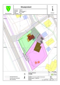 Situasjonskart som viser eiendomsgrunnlinjer, eksisterende og nye kotelinjer, samt plassering av bygninger på tomta.