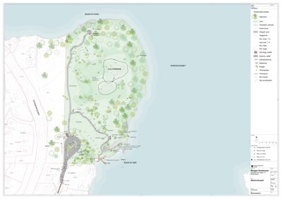 Situasjonsplan som viser tomtens beliggenhet i forhold til omgivelsene, inkludert vann, vei, naboeiendommer og vegetasjon.