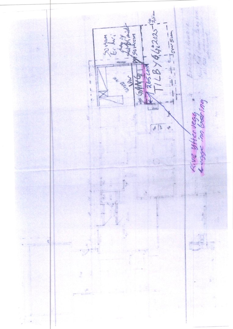 Etasjeplan med håndskrevne notater om romstørrelser (f.eks. 50 kvm), dører og tekniske detaljer.