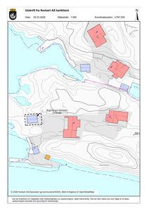 Situasjonsplan (tomtekart) som viser topografi, vannmasser og eksisterende bygninger i området.