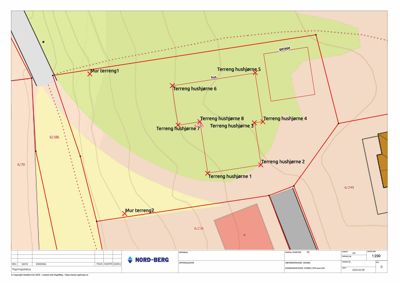 Situasjonsplan som viser tomtens grenser, terrengforhold (konturlinjer), plassering av hus og garasje, samt nabotomter.
