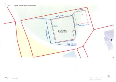 Situasjonsplan som viser eiendomsnummer 6/235, eiendomsgranser (rødt) og bygningens plassering (blått) på tomt.
