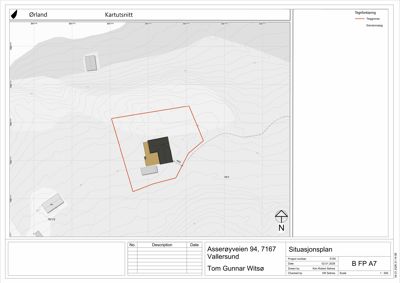 Situasjonsplan som viser eiendomsområde (rødt) med bygninger (grå og mørkegrå) på en tomt med høydeforhold (konturlinjer).