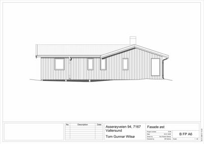 Fasadetegning av en bygning sett fra øst (Fasade øst). Tegningen viser takform, vinduer, takrenner og grunnplan med skråning.