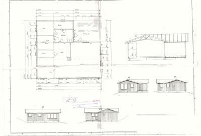Bildet viser en tegning med fasadeopprikk (fra front, side og bak) samt en snittegning (A-A) av en bygning.
