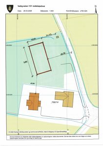 Situasjonsplan som viser tomtens grenser, eksisterende bygninger, planlagt bygning (redskapshus) med mål, og nabolag.