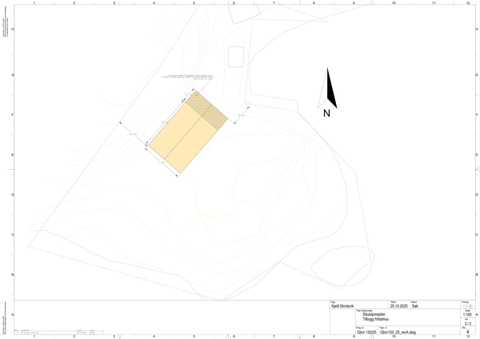 Situasjonsplan som viser tomtens form, høydemålerlinjer (konturlinjer), en markert byggeflate med mål, og en nordpil.