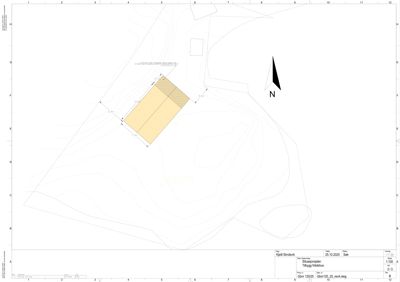 Situasjonsplan som viser tomtens form, høydemålerlinjer (konturlinjer), en markert byggeflate med mål, og en nordpil.