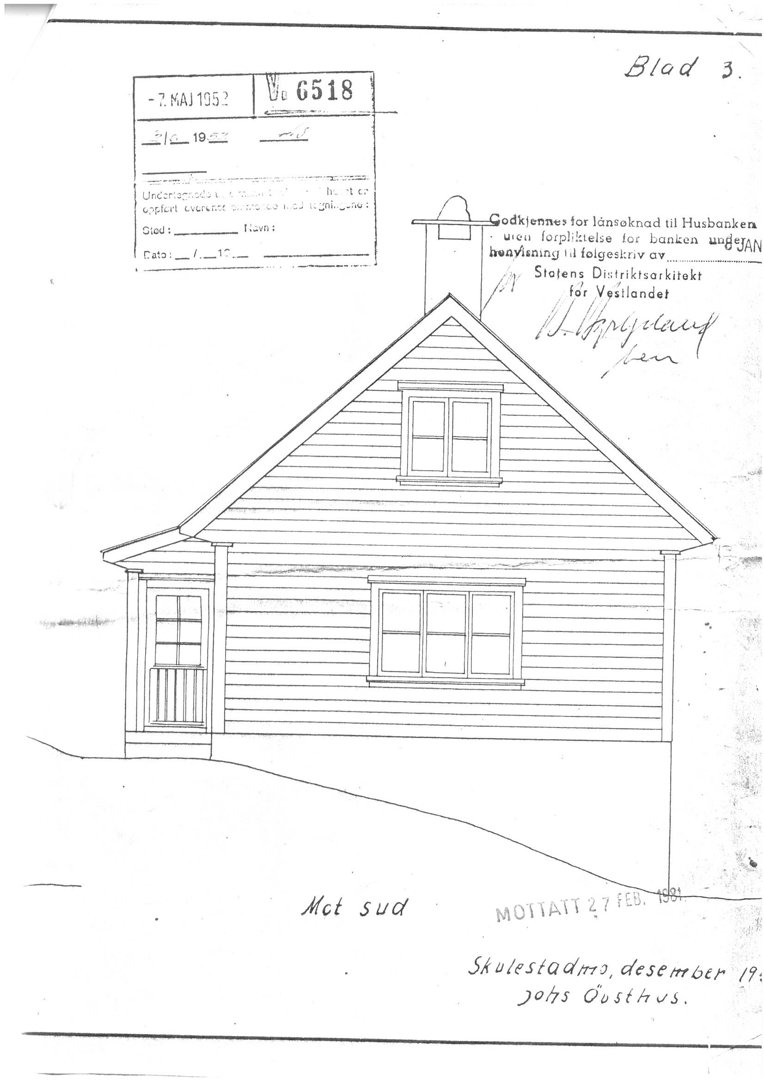 Fasadetegning av en tømmerhytte med vinduer, dør og skråtak. Tegningen viser også terrengforhold og er merket 'Mot sud' (mot sør).