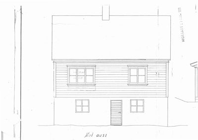 En tegning som viser fasaden mot øst (Mot aust) på en toetasjes bygning med vinduer, dør og tak.