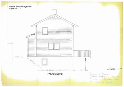 Fasadetegning av en bolig sett fra nord (FASADE NORD). Tegningen viser husets utside med vinduer, takform, veranda og grunnmur.