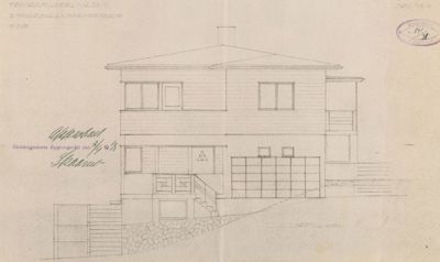 En tegning som viser fasaden (fronten) på en toetasjes bygning sett fra siden. Tegningen inkluderer detaljer som vinduer, dører, trapp og steinmur.