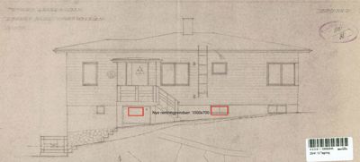 Fasadetegning av en enebolig med detaljer om vinduer og trapp.