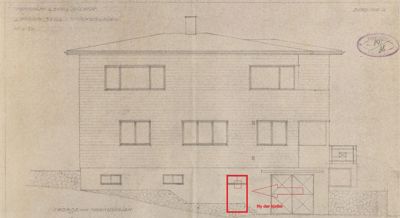 Fasadetegning av en toetasjes bygning sett fra fronten, med tegnet inn en ny kjellerdør.