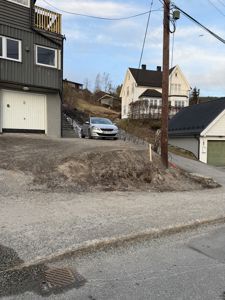 Fotografi av en eksisterende eller planlagt bygning med omgivende vei og nabolag.