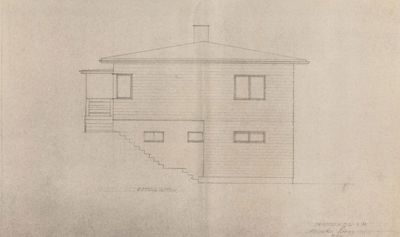 En tegning som viser fasaden (framsiden) på en toetasjes bygning sett fra siden. Tegningen inkluderer detaljer som vinduer, en veranda med trapp, takform og en skorstein.