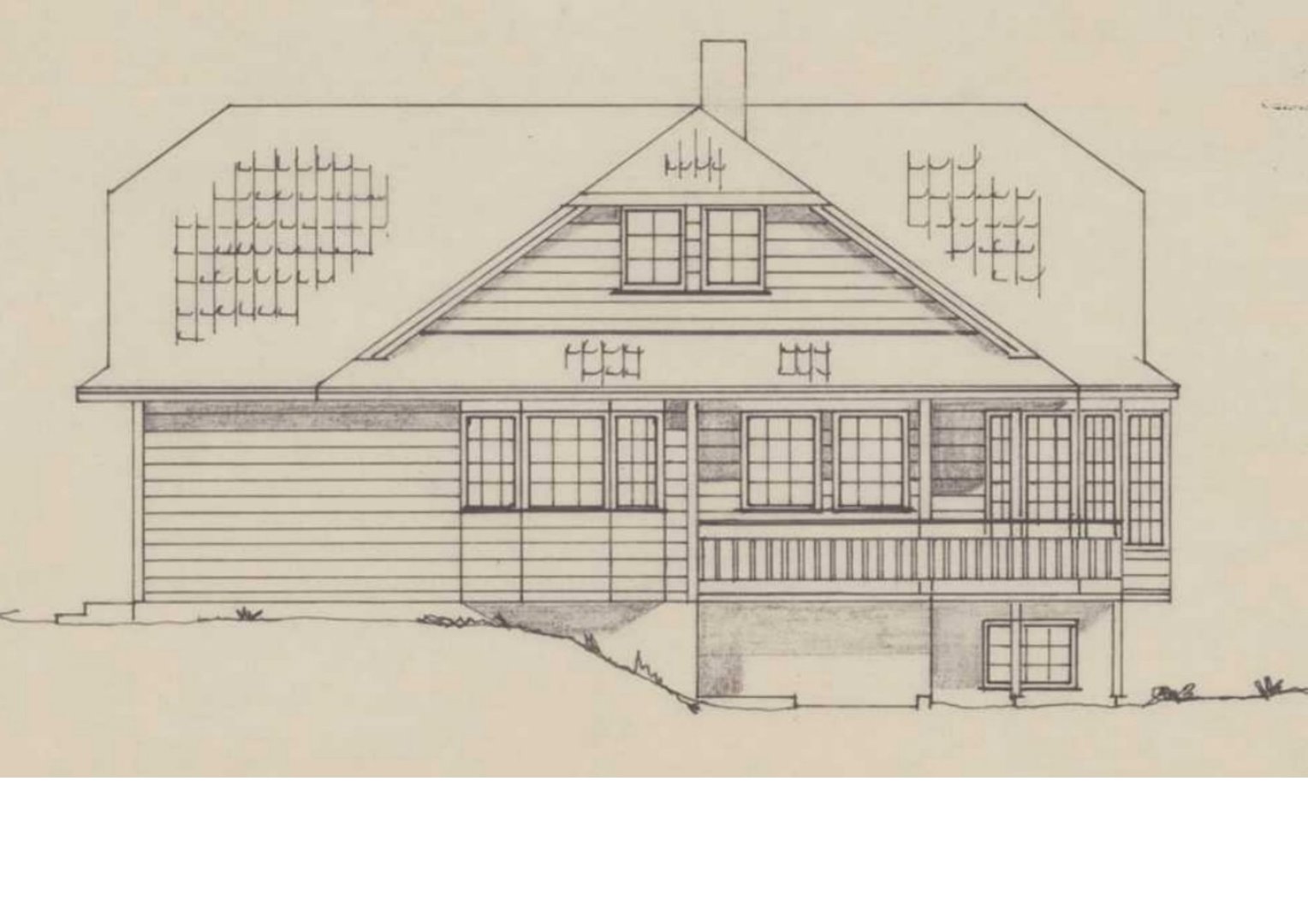 Fasadetegning som viser fronten på en toetasjes hytte med tak, vinduer, balkong og grunnmur.