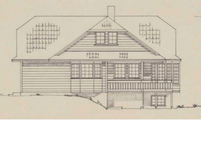 Fasadetegning som viser fronten på en toetasjes hytte med tak, vinduer, balkong og grunnmur.