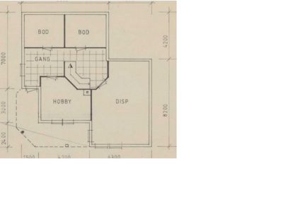 Etasjeplan som viser romfordeling med rombetegnelser (BOD, GANG, HOBBY, DISP) og dimensjoner.