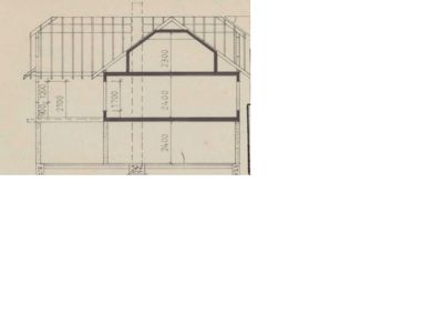Snittegning som viser tverrsnitt gjennom bygningens konstruksjon, inkludert takform, etasjer og dimensjoner.