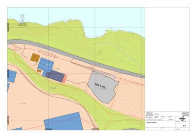 Situasjonsplan som viser tomtens form, grenser, høydemålerlinjer, eksisterende bygninger og nabolag.