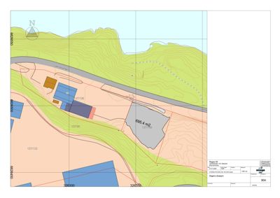 Situasjonsplan som viser tomtens form, grenser, høydemålerlinjer, eksisterende bygninger og nabolag.
