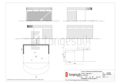 Fasadetegning som viser bygningens utsyn fra fire ulike vinkler (for, bak, venstre og høyre side), samt detaljer for tak og grunnplan.
