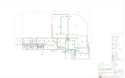 Teknisk installasjonsplan som viser rørledninger (vann, avløp, varme) og elektriske kretser i et bygningssnitt.