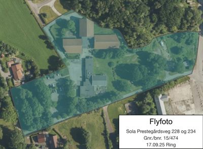 Flyfoto av eiendom med overlag av tomtegrenser og bygningsspor.