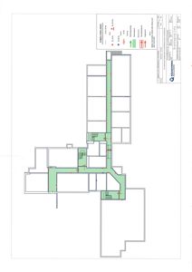 Etasjeplan med romfordeling, veggkonturer og teknisk utstyr (varmepumper).