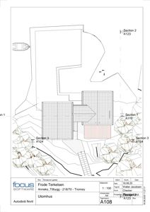 Situasjonsplan som viser tomtens form, terrengforhold, beplantning og plassering av bygninger med referanser til snittegninger.