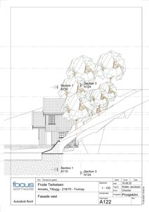 Fasadetegning (vest) med oppriss av bygning, terreng og tre, inkludert snittlinjer.