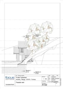 Fasadetegning (vest) med oppriss av bygning, terreng og tre, inkludert snittlinjer.