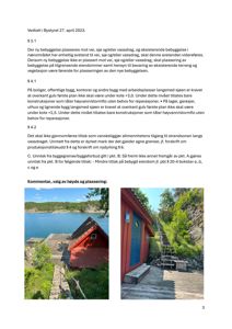 Fotografi av en rød hytte ved vannet med en trapp opp til en steil skråning.