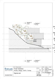 Oppriss (tverrsnitt) av en bygning sett fra øst, med visuell fremstilling av terreng og takform.