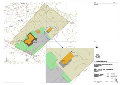 Situasjonsplan som viser bygningens plassering på tomten i forhold til terrenget og nabogranser.