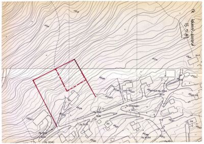 Situasjonsplan med høydeforhold (konturlinjer) og en markert bygningsplass eller tomt markert med rødt.