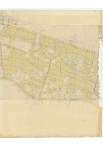 Et gammelt kart eller flyfoto som viser et bebygd område med tomter, veier og vannveier.