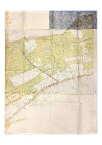Et gammelt, farget kart som viser et by- eller landskapsområde med vegnett, eiendomsgrenser og terrengform.