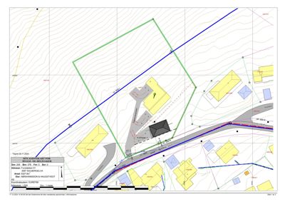 Situasjonsplan som viser tomtens form, høydeforhold (konturlinjer), eksisterende og planlagt bebyggelse, samt vegforhold.
