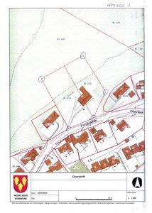 Situasjonsplan som viser tomtegrenser, eiendomsgrenser, veier og bygningsplasseringer i et område.