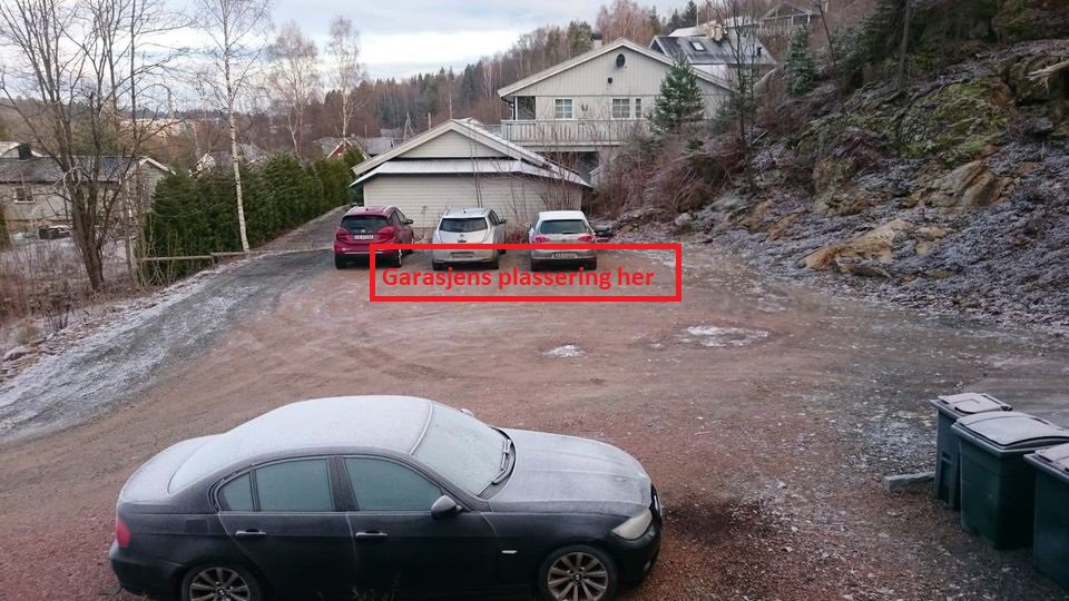 Fotografi av en garasje og parkeringsplass med biler.