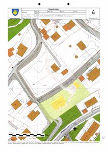 Situasjonskart som viser tomtens beliggenhet, naboeiendommer, vegnett og høydeforhold.