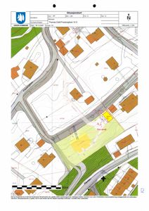 Situasjonskart som viser eiendomsgrenser, naboeiendommer, vegnett og topografi for et byggeprosjekt.