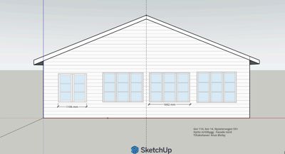 Fasadetegning som viser fronten på en hytte med vindusoppsett og mål.